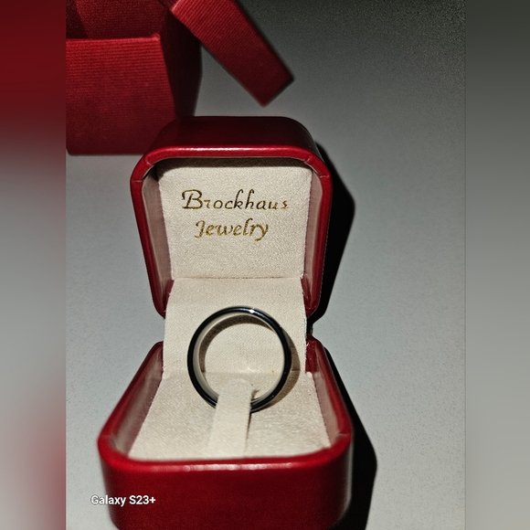 ==Men's tungsten wedding band - Picture 5 of 17